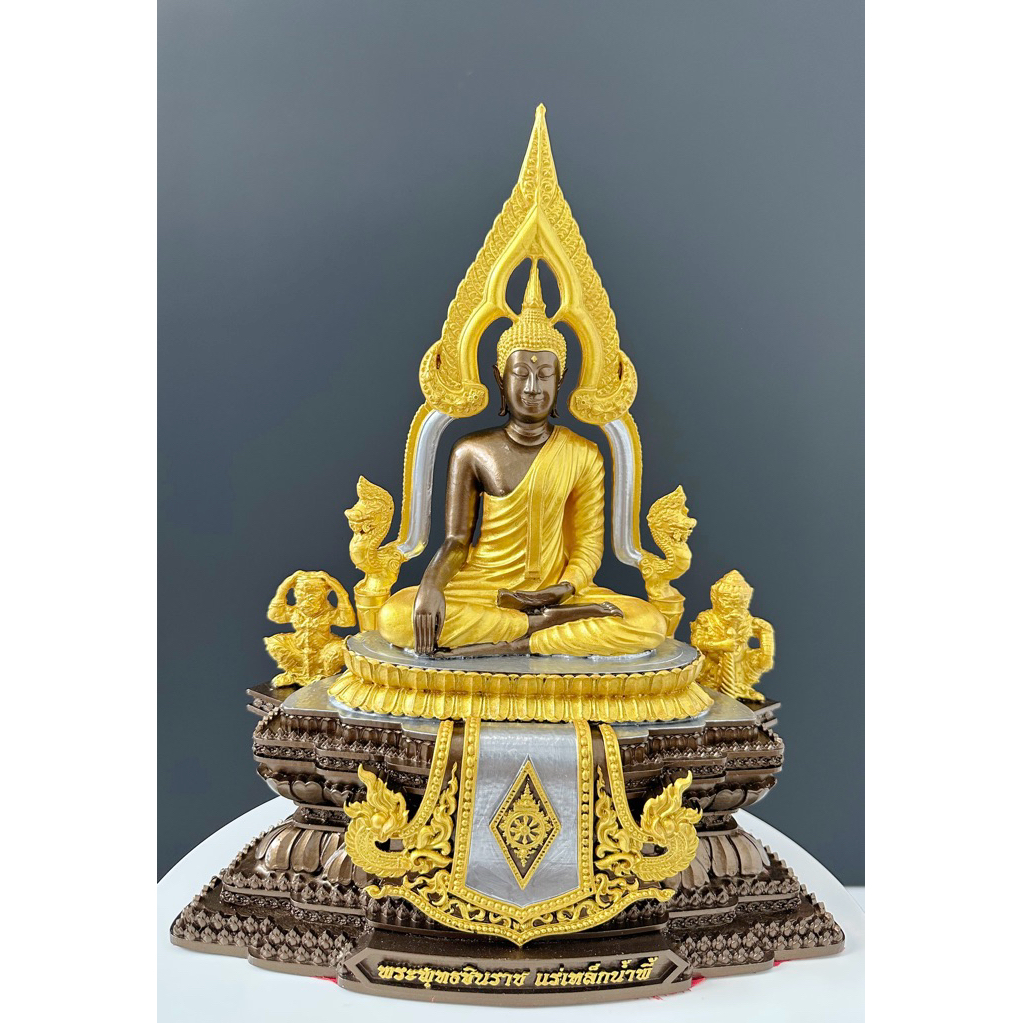 6a7468049eeda_1786013700.jpg 🔥 Phra Phuttha Chinnaraj Bucha 金那拉佛祖(俗称成功佛)5寸膝长 Lek Nam Phi 列南皮铁矿石铸造 36×30×17cm - Image 1